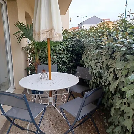 Rez- De- Chaussee Convivial Proche Avec Terrasse דירה *